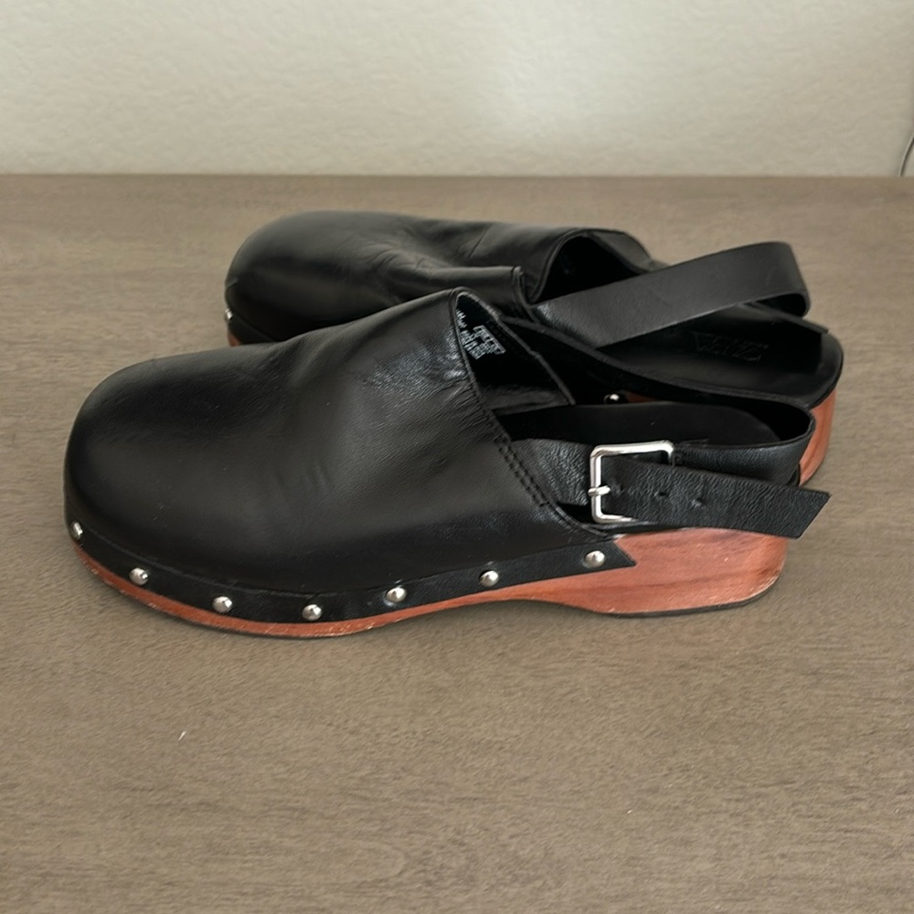 Black Zara clogs // worn once 🖤